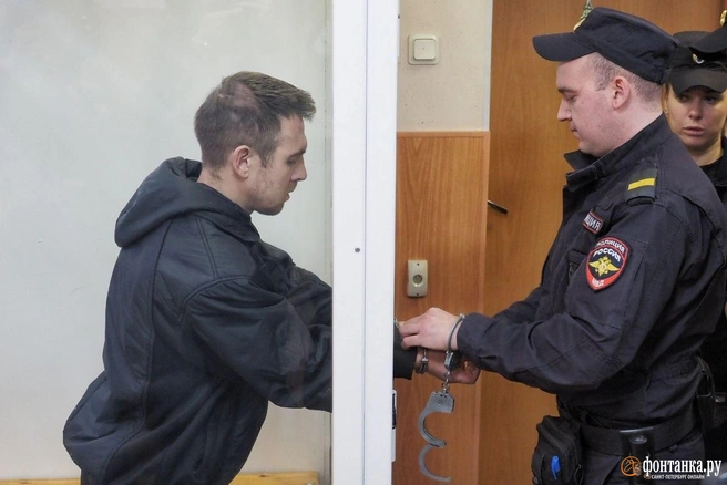 «Лучше бы ты не вернулся». Обвиняемый в убийствах петербургский учитель отправлен в СИЗО | Источник: Михаил Огнев / FONTANKA.RU