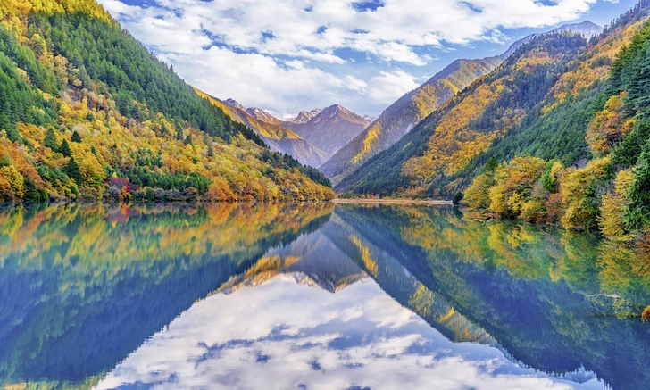 Национальный парк Цзючжайгоу — одно из самых живописных мест Китая, он входит в список Всемирного наследия ЮНЕСКО | Источник: Guitar Tawatchai / Contributor / iStock