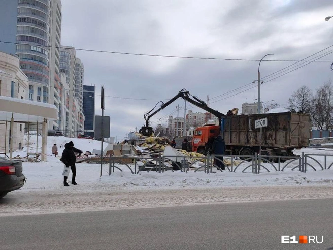 Вот и нет старинного ларька. Подобных киосков в городе становится все меньше с каждым днем | Источник: читатель E1.RU