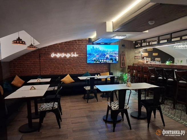 Внутри ресторан выглядит абсолютно нормальным и вопросов не вызывает | Источник:  Анна Мотовилова / «Фонтанка.ру»