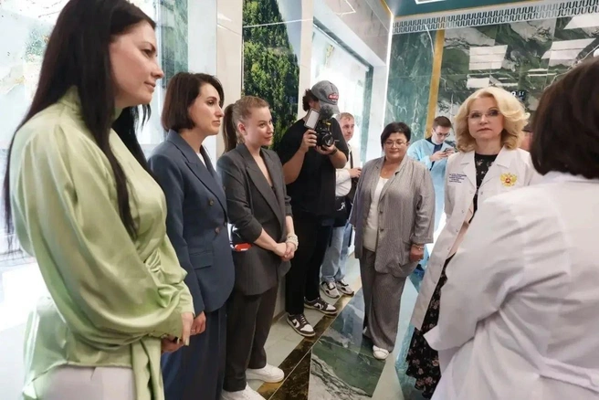 Гости осмотрели новые родильные палаты в ГКБ № 40 | Источник: пресс-служба «Сима-ленд»
