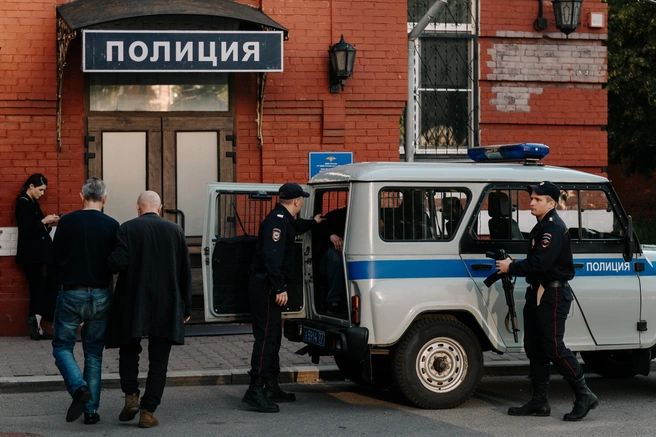 Майор Багрышев очень хочет посмотреть, что происходит за закрытыми дверями отделения полиции | Источник: пресс-служба телеканала НТВ