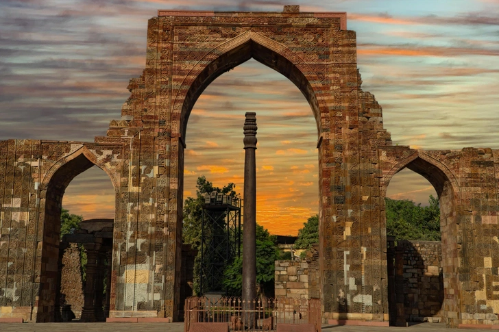 Не ржавеет 1600 лет: секрет индийского железного столба, над которым ломали голову ученые | Источник: yama5k/Shutterstock/Fotodom.ru