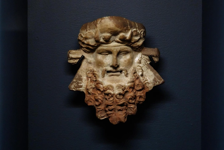 Представленная на выставке маска бородатого Диониса из коллекции Государственного Эрмитажа | Источник: Музей Международного нумизматического клуба