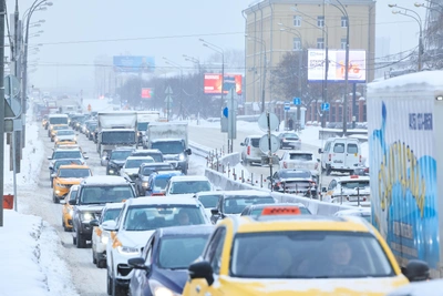 Метель парализовала Москву: 10-балльные пробки, фуры буксуют