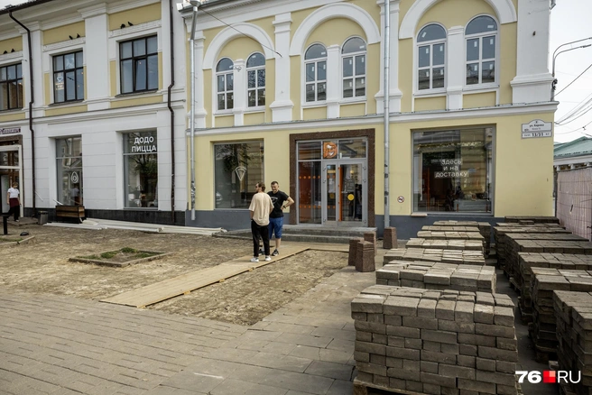 Старую плитку начали разбирать | Источник: Александр Куренной / 76.RU
