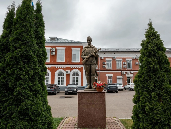 На территории установлен памятник североходовцам. | Источник: Александр Куренной / 76.RU
