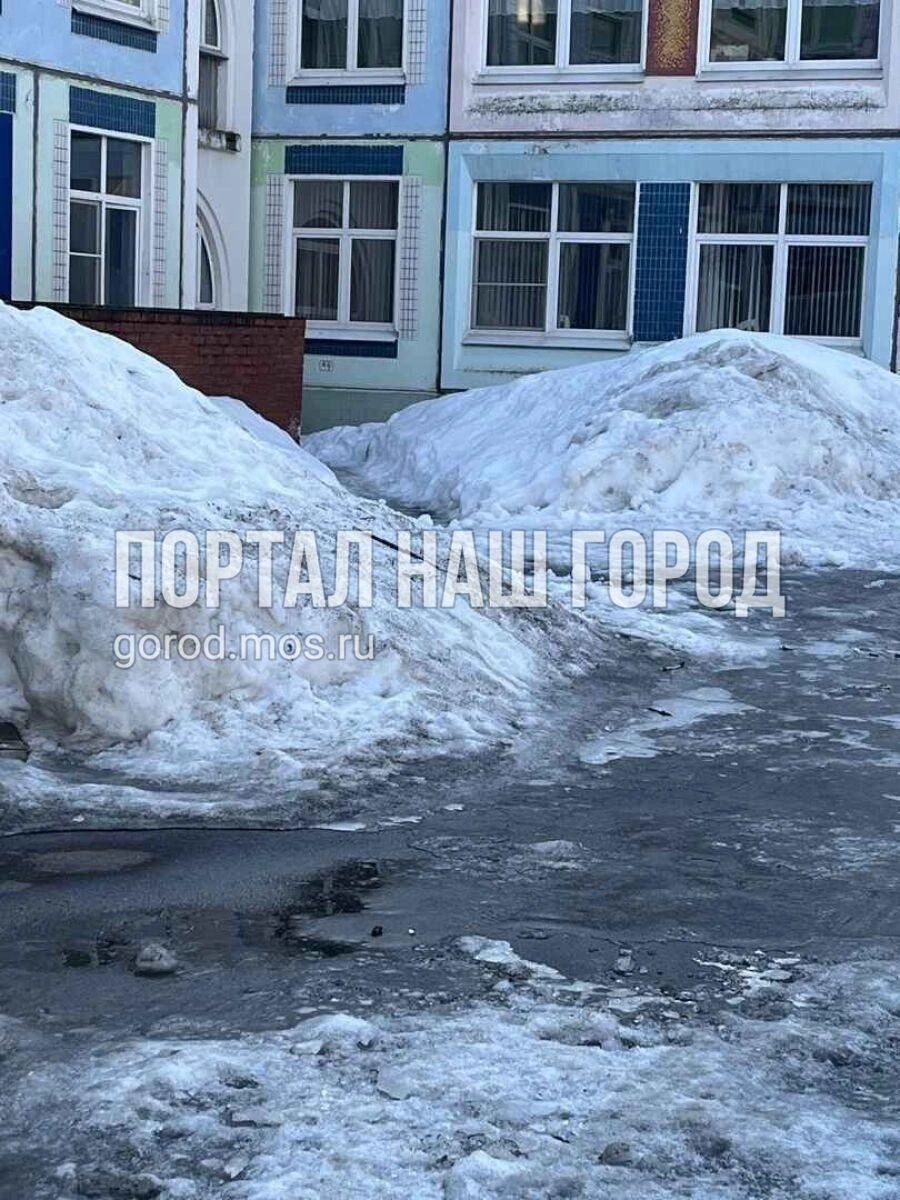 Сугробы во дворе школы | Источник: Gorod.mos.ru