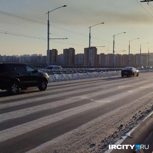 Мост превратился в зебру | Источник: Ксения Власова / «ИрСити»