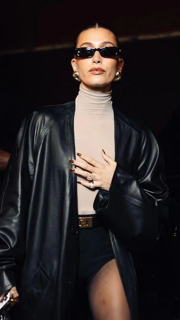 Горячая штучка: Хейли Бибер надела повторила самый провокационный тренд этой осени | marieclaire.ru