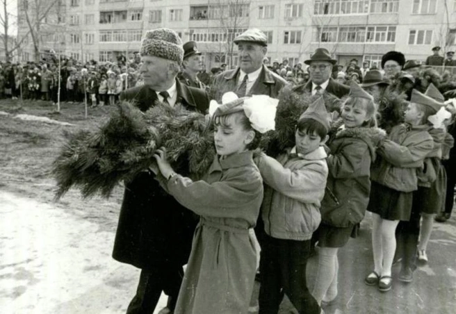 Встреча ветеранов войны и труда со школьниками во время возложения гирлянд у Мемориального комплекса славы, 1989 год  | Источник: pobeda.archivesugra.ru