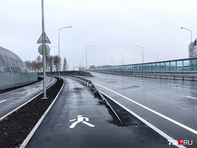 Строители сделали не только дорогу для машин. Рядом асфальт для пешеходов и велодорожки | Источник: Павел Красоткин / 72.RU 