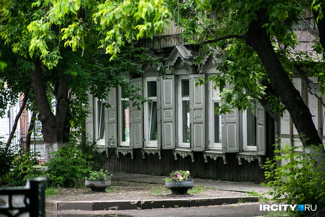 На какие-то окошечки смотришь, и душа радуется: хоть маленько подкрасили, отремонтировали | Источник: Ксения Филимонова / «ИрСити»