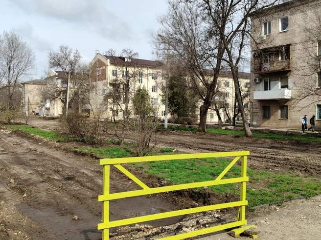 Завершение работ по благоустройству за домом №30. | Источник: Константин Завриков / V1.RU