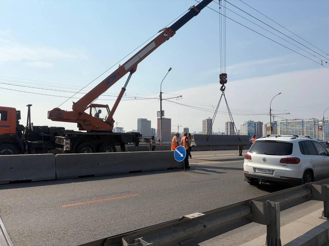 Центральные полосы моста перекрывают бетонными блоками, чтобы завершить ремонт. | Источник: Настасья Медведева / NGS.RU