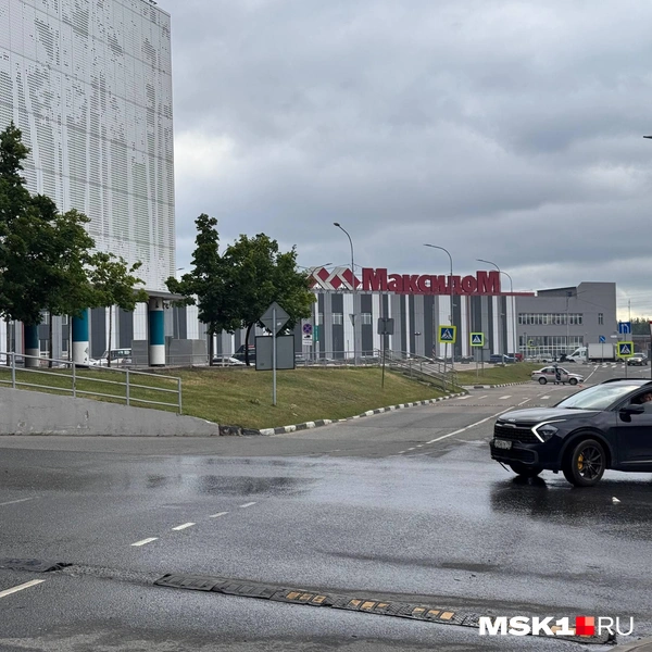 Около торгового центра людей практически нет | Источник: MSK1.RU