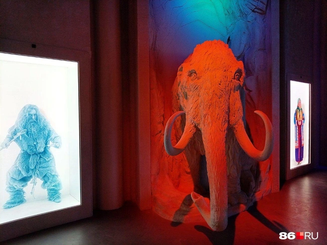 Выставочный зал пестрит ожившими барельефами | Источник: Мария Гришкина / 86.RU