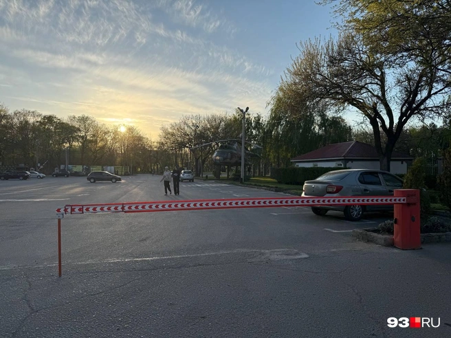 Парковку закрыли шлагбаумом на Затоне, но кто-то все же оставляет здесь машины | Источник: Валерия Дульская / 93.RU