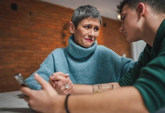 «Парень ежедневно общается с мамой, а недавно оплатил ей отдых, хотя у нее есть богатый любовник. Это нормально?»