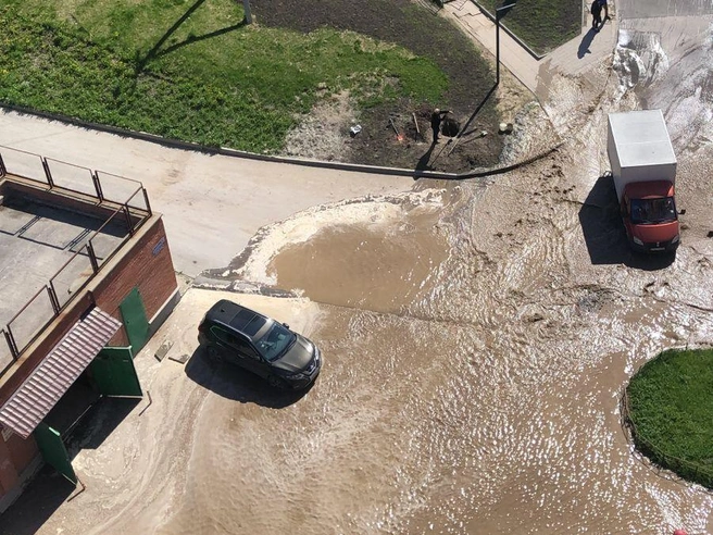 Потоки воды идут со стороны улицы Сакко и Ванцетти | Источник: читатели НГС
