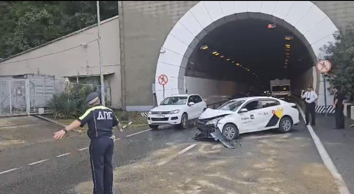 ДТП за Хостинским тоннелем парализовало движение на дублере в сторону центра Сочи 