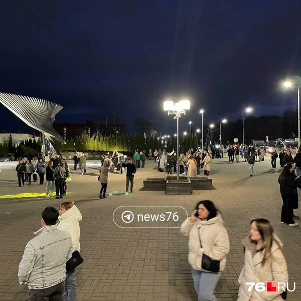 Концерт должен был начаться в 20:00, но люди с 18:30 стали подтягиваться к площадке | Источник: Кирилл Поверинов / 76.RU