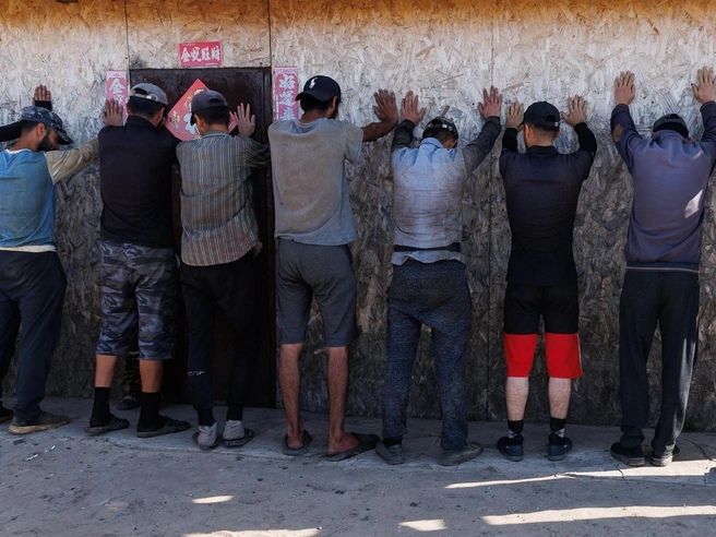 Проверка мигрантов на полях в Городищенском районе | Источник: Алексей Волхонский / V1.RU