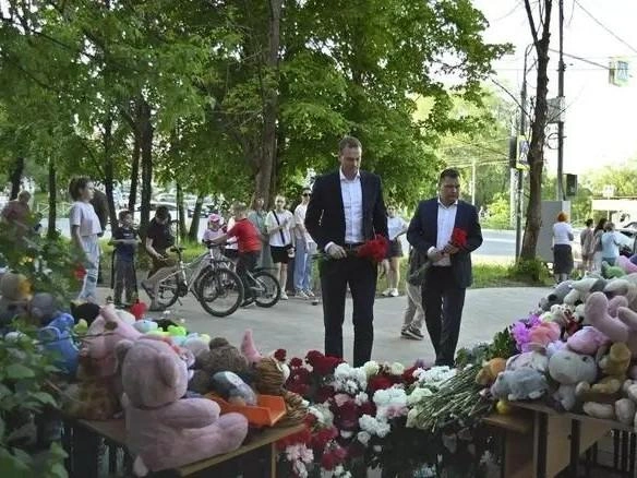 После трагедии глава региона принес цветы к стихийному мемориалу | Источник: Соцсети губернатора Павла Малкова