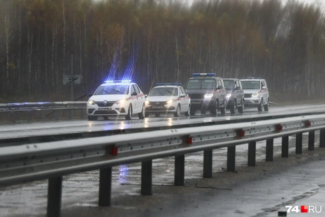 За городом кое-где стоят ряды машин с мигалками | Источник: Наталья Лапцевич