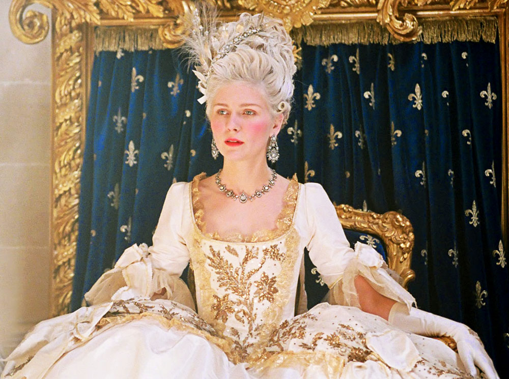 Самые жестокие модные тренды в истории: от корсетов до пластиковых операций