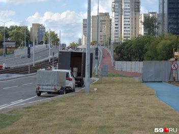 Будущую автобусную остановку и перекрёсток с Крылова временно закатали рулонным газоном | Источник: Кирилл Хафизов / 59.RU