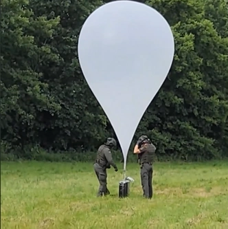 Обнаруженный литовскими пограничниками шар с контрабандными сигаретами | Источник: YouTube