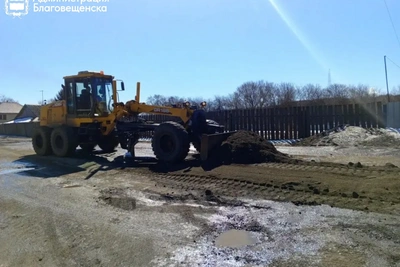 Городские службы Благовещенска работают над отводом воды и ремонтом дорог