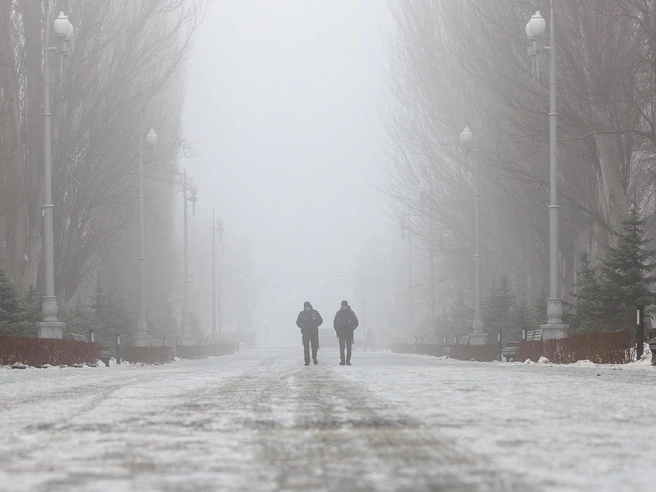 В ста метрах от собора лед не был посыпан песком. | Источник: Алексей Волхонский / V1.RU