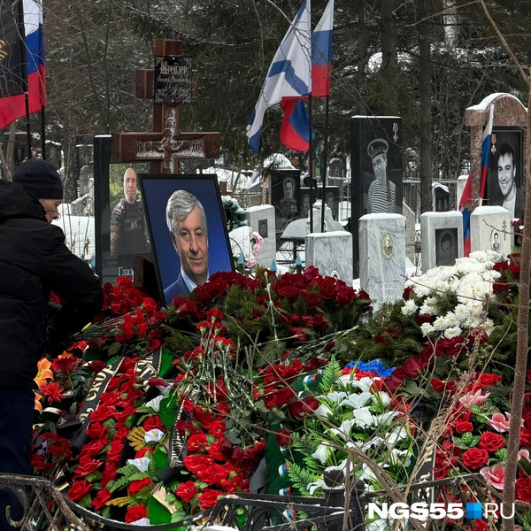 Вся могила была усыпана живыми и искусственными цветами  | Источник: Евгений Софийчук / NGS55.RU