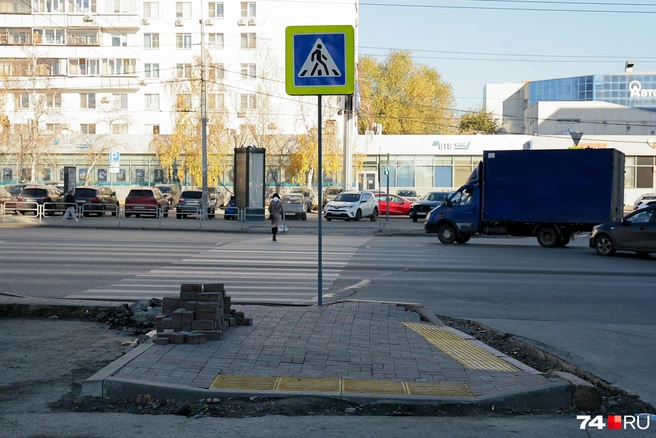 На пешеходной зоне частично разобрали обычную плитку и волнами уложили тактильную | Источник: Наталья Лапцевич