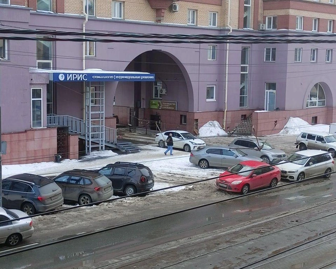 Гении парковки: занимают проезжую часть при свободных местах | Источник: читатель 74.RU