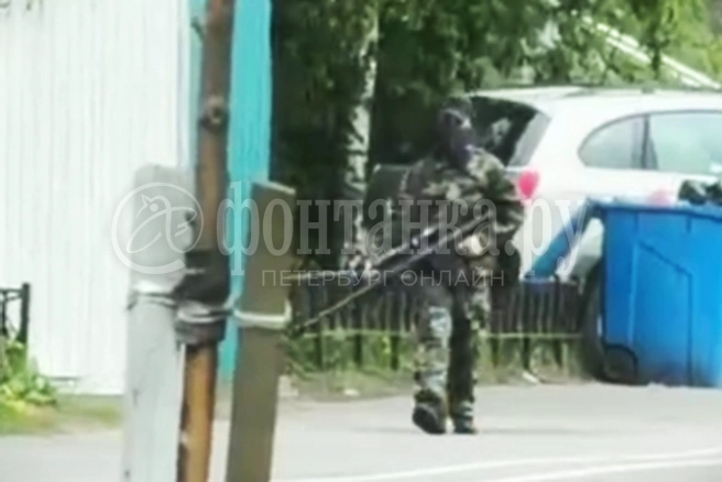 «Снайпер» на Комендантском: юноша в камуфляже и балаклаве напугал прохожих | Источник: читатель «Фонтанки»