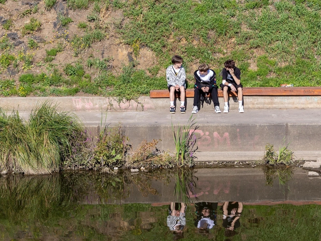 Общение с понимающим другом или взрослым может помочь подростку отказаться от самоповреждения в момент сильного стресса, если это еще не стало привычкой. | Источник: Артем Устюжанин / E1.RU 