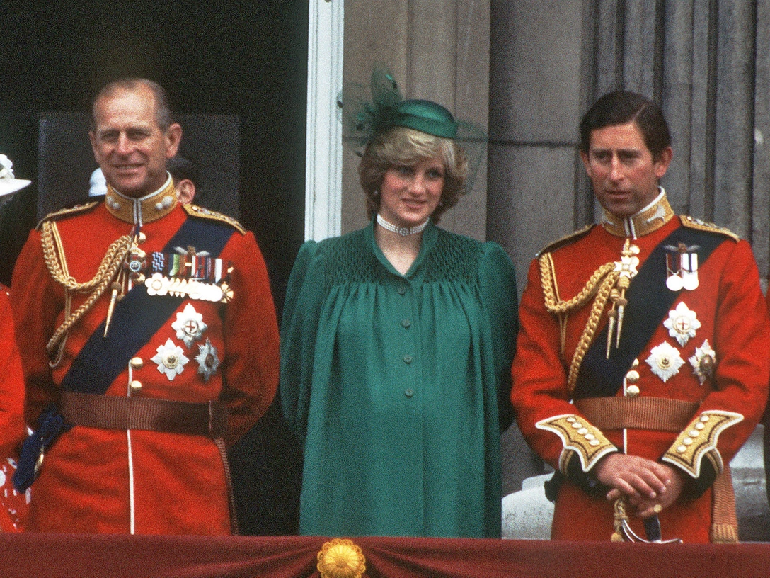 Принц Филипп с принцессой Дианой и принцем Чарльзом на балконе Букингемского дворца, 12 июня 1982 | marieclaire.ru