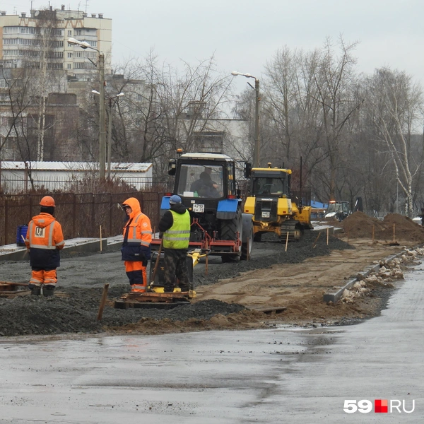 Вдоль проезжей части только начинают строить тротуар и велодорожку | Источник: Кирилл Хафизов / 59.RU