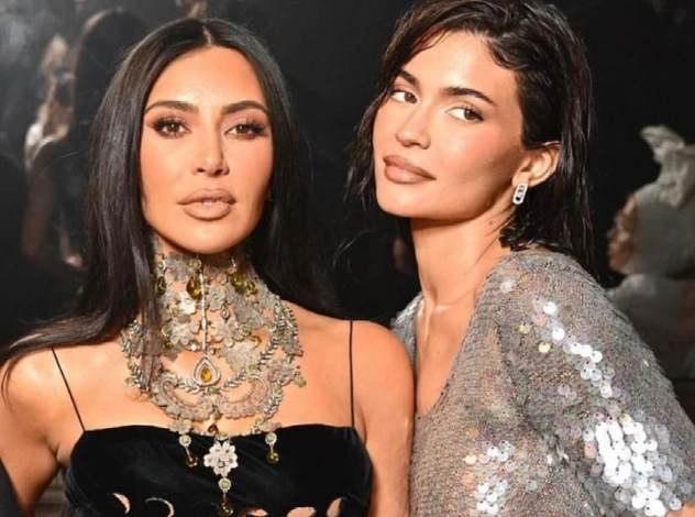 Два чешуйчатых платья, которые стоят внимания: одно — у Кайли Дженнер, другое — у Ким Кардашьян