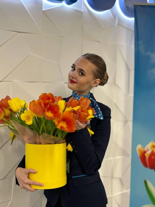 Улыбка бортпроводницы стала ее настоящей визитной карточкой | Источник: Топ стюардесс / Vk.com