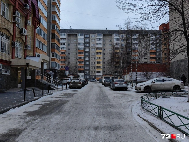 С парковками ситуация напряженная. Специальных карманов меньше, чем автомобилей  | Источник: Павел Красоткин / 72.RU 