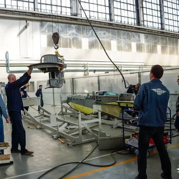 Работа над пилоном самолета МС-21 на Воронежском авиационном заводе. 2022 год | Источник: ПАО «ОАК»