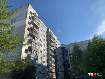 Если смотреть со двора, не сразу поймешь, что тут произошло  | Источник: Кирилл Поверинов / 76.RU 