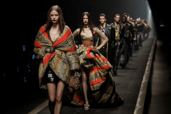 Последняя коллекция Донателлы Версаче для Versace | Источник: Ik Aldama