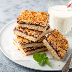 Вкусно, как у бабушки: сочный тертый пирог с вареньем