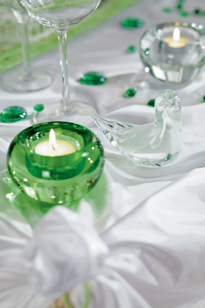 Идея №15. Свечи и бусины. Создать праздничную атмосферу помогут свечи. А поддержать ее – разно­цветные стеклянные бусины, прихотливо разбросанные по столу.