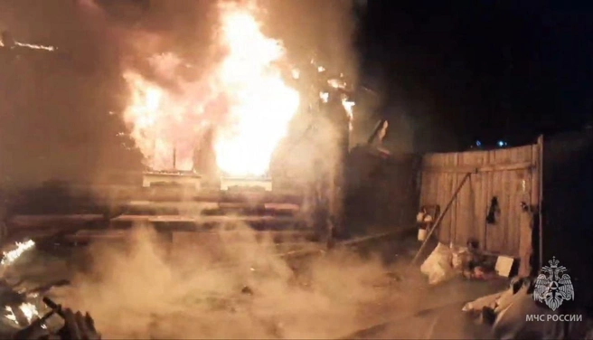 Когда на место происшествия приехали пожарные, огонь уже вырывался из окон дома | Источник: пресс-служба МЧС Удмуртии